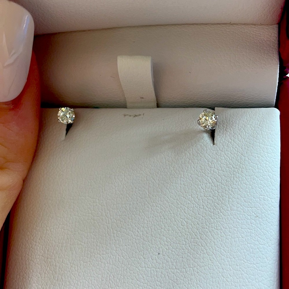 0.50 ct Diamond studs 💎